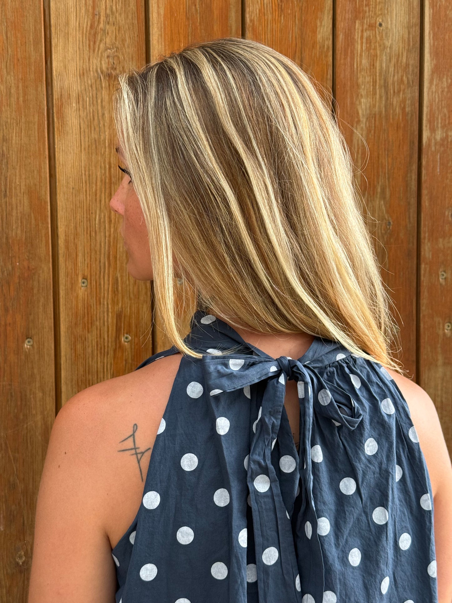 Blouse sans manches à pois bleue