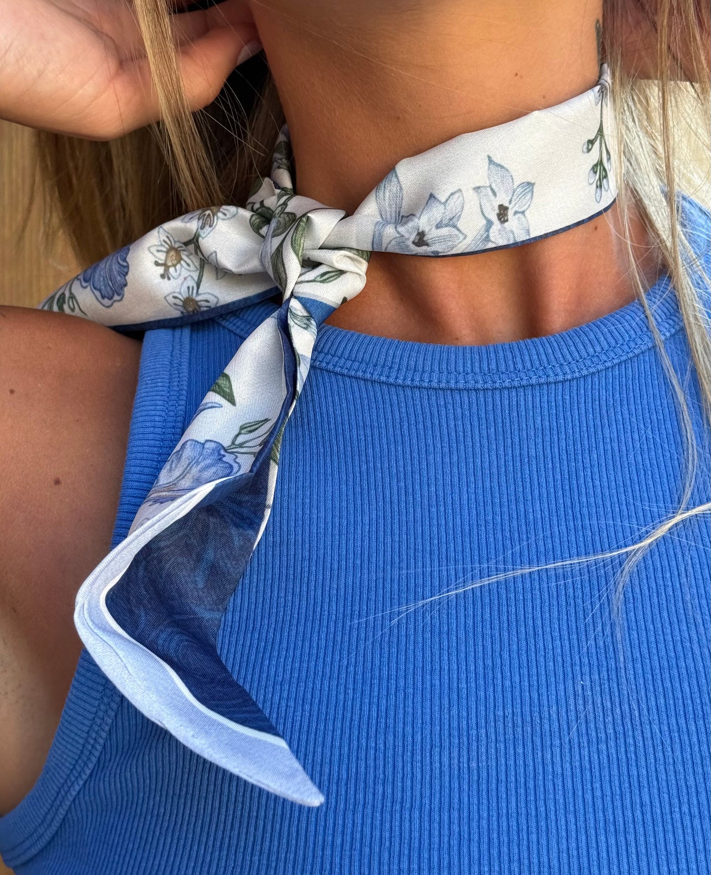 Foulard fleuri bleu