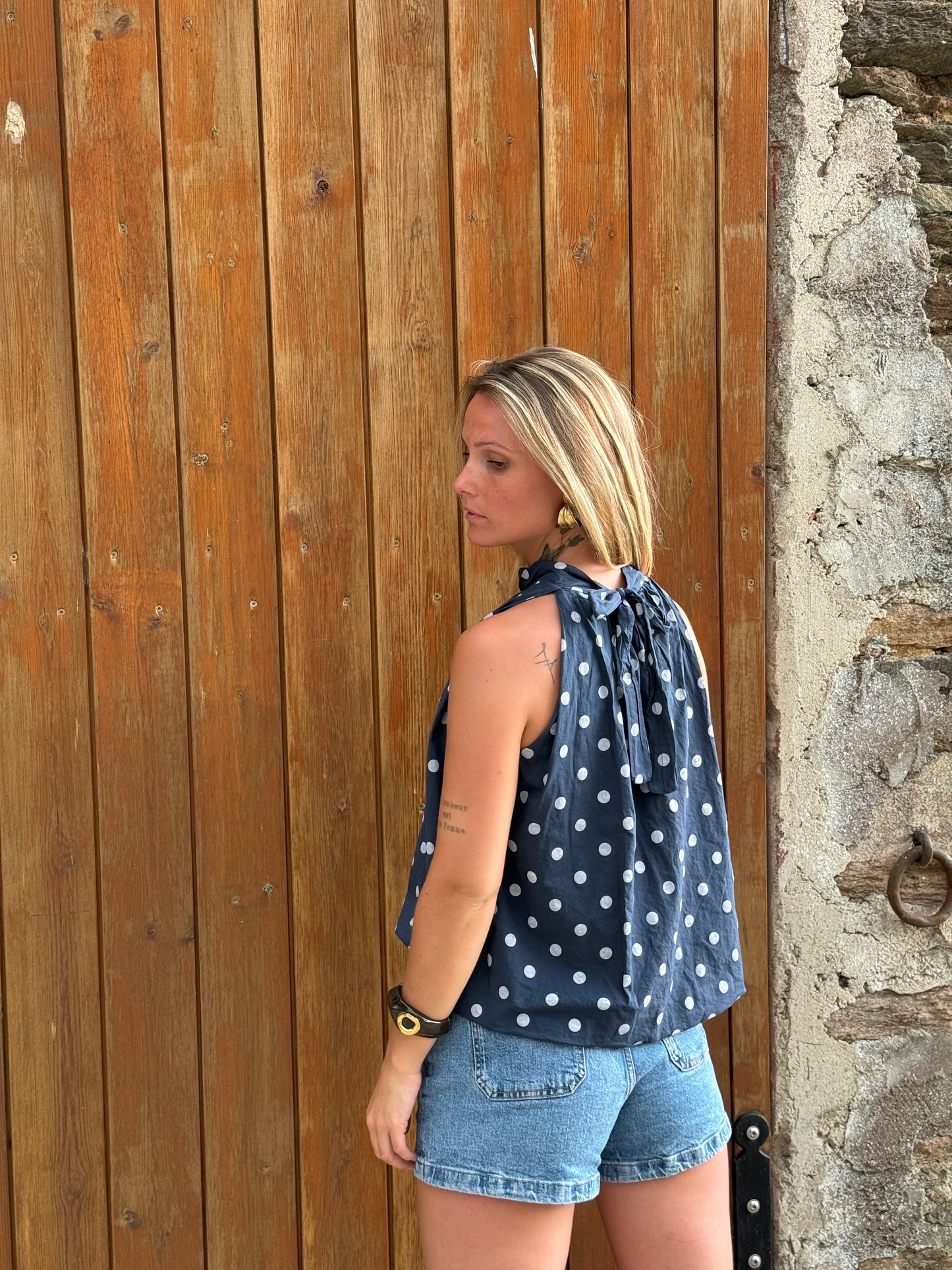 Blouse sans manches à pois bleue