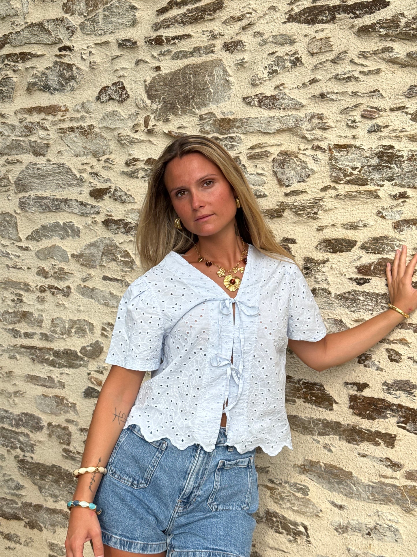 Blouse ajourée bleue