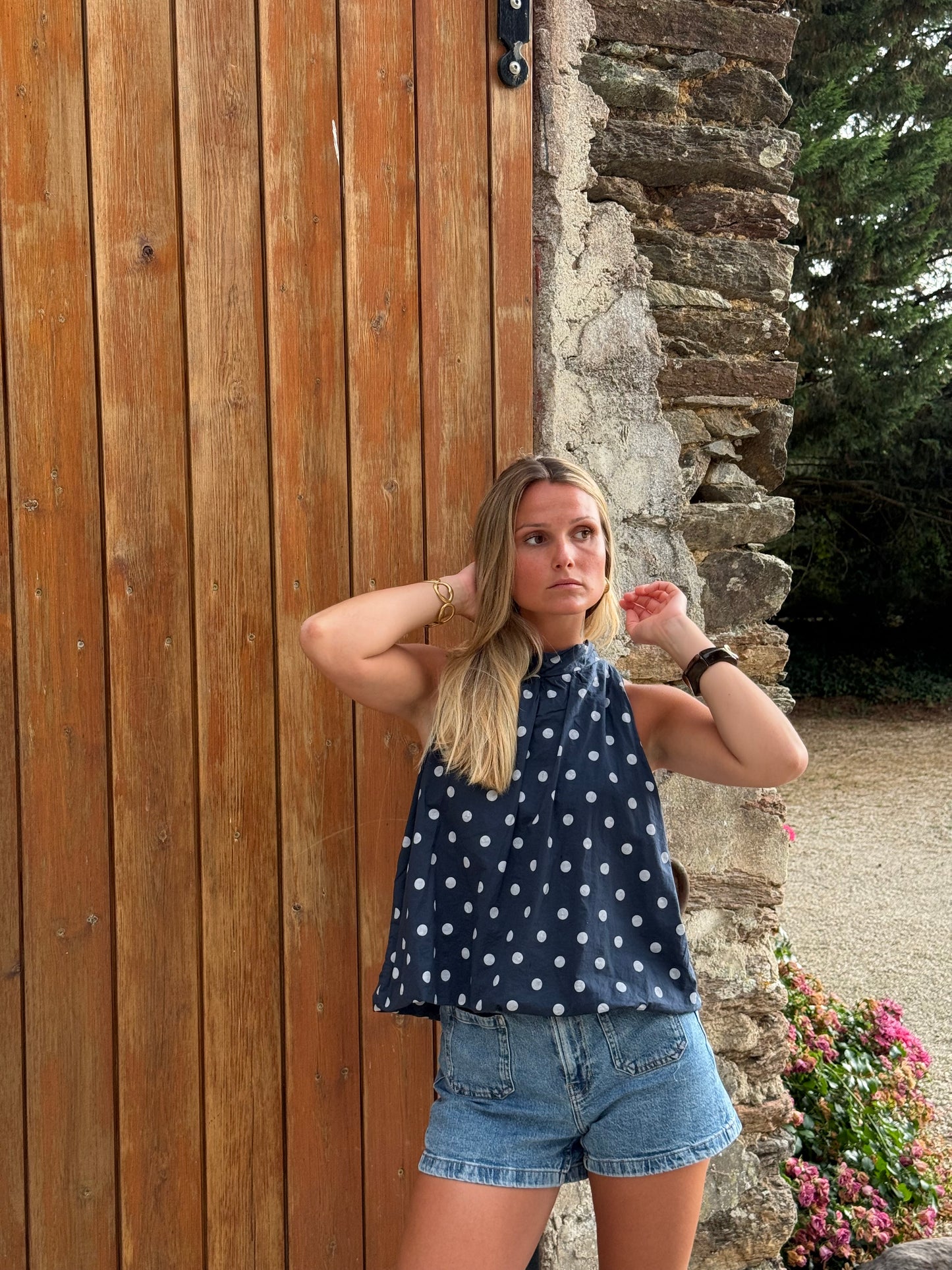 Blouse sans manches à pois bleue